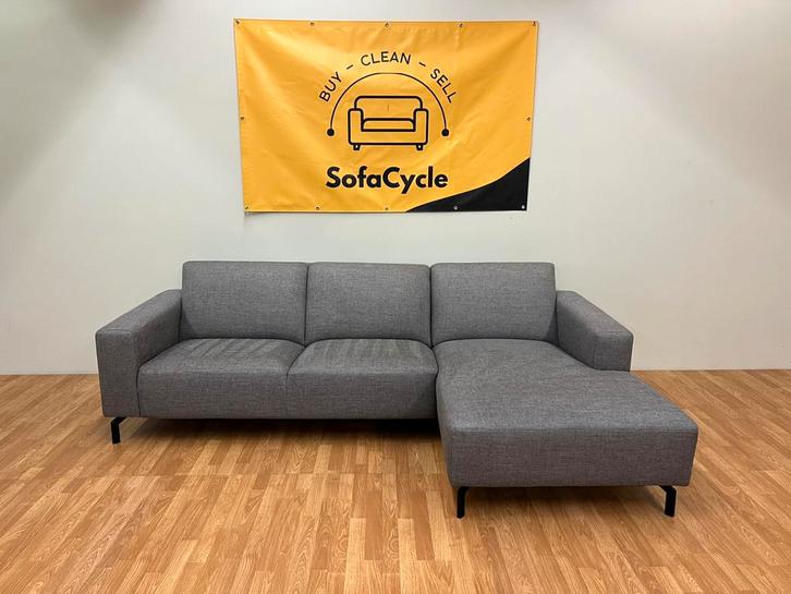 Grijze driezit met chaise longue – Comfort & stijl in één, Huis en Inrichting, Zetels | Voetbanken en poefs, Zo goed als nieuw