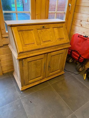 Eiken secretaire beschikbaar voor biedingen