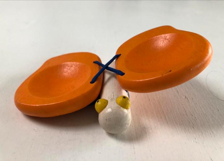 houten castagnette Pintoy kinderen oranje vlinder, Kinderen en Baby's, Speelgoed | Houten speelgoed, Zo goed als nieuw, Overige typen