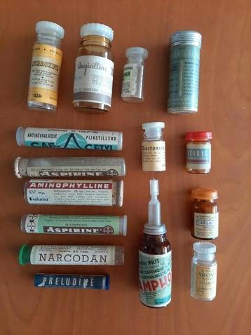 Oude pillen flesjes en potjes. beschikbaar voor biedingen