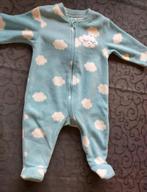 Fleece pyjama met wolken (sluit met rits) - 6 maand, Enfants & Bébés, Vêtements de bébé | Taille 62, Comme neuf, Tex baby, Vêtements de nuit ou Sous-vêtements