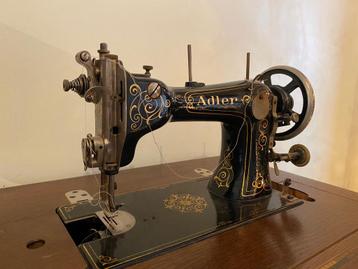 Antieke Adler naaimachine (Klasse 8, 10 en 12) beschikbaar voor biedingen