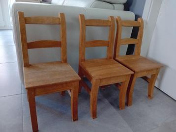 Chaises en bois pour enfant (3) beschikbaar voor biedingen