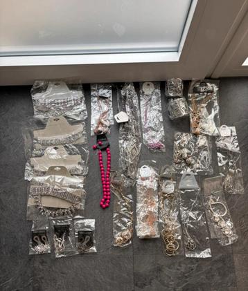 Lot de bijoux fantaisies Neuf +_ 26 pièces sur STROMBEEK beschikbaar voor biedingen