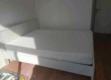 Superbe lit en bois blanc 140cmx200cm neuf avec matelas  disponible aux enchères