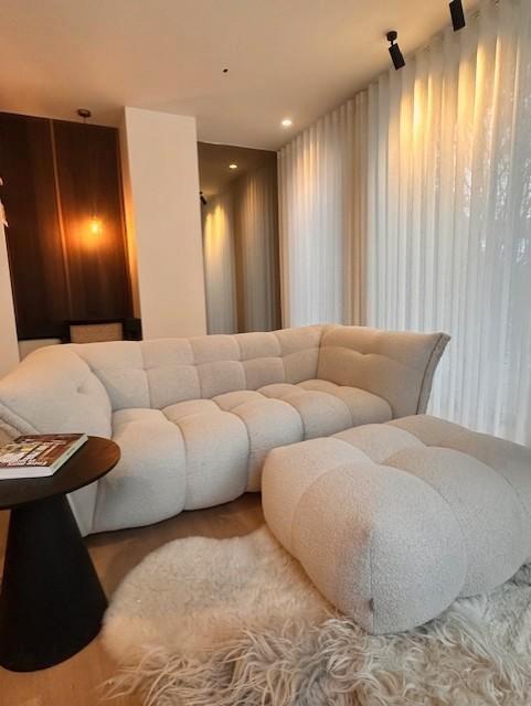 Nieuw!! Design zetel&pouf  Xoon (nieuwprijs 2800€), Huis en Inrichting, Zetels | Complete zithoeken, Nieuw, Stof, Ophalen