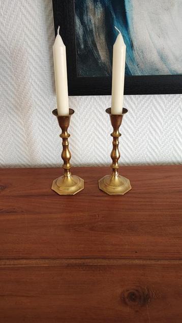 deux chandeliers en cuivre pour longues bougies