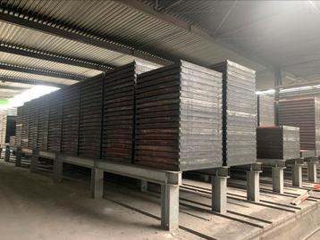 Mallen en triltafels te koop voor het maken van klinkers beschikbaar voor biedingen