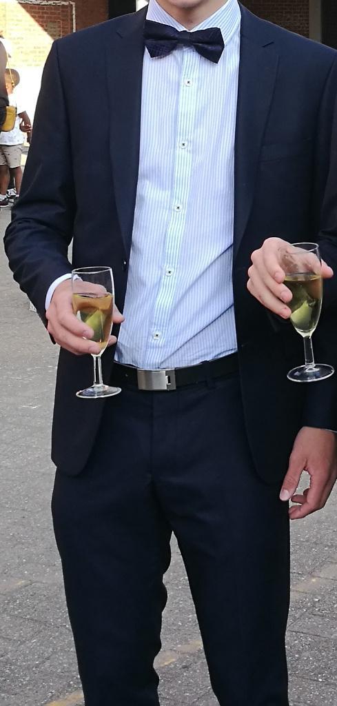 Superbe costume, bleu marine, modèle jeune, Vêtements | Hommes, Costumes & Vestes, Comme neuf, Taille 46 (S) ou plus petite, Bleu