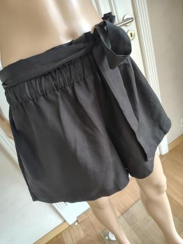 zwart gekleed / feestelijk shortje   beschikbaar voor biedingen
