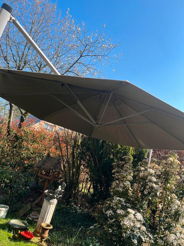 Zeer mooie gemotoriseerde parasol te koop, Tuin en Terras, Parasols, Zo goed als nieuw, Overige typen, 3 tot 4 meter, Waterdicht