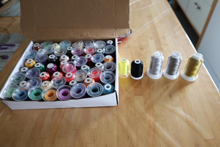 Lot de 65 bobines de fil pour brodeuses + canettes blanches, Hobby en Vrije tijd, Knutselen, Nieuw, Materiaal, Ophalen