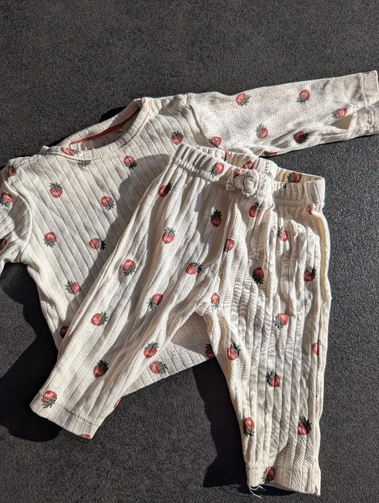 Babykleding met aardbeiprint 🍓, Kinderen en Baby's, Babykleding | Maat 62, Meisje, Ophalen of Verzenden, Zo goed als nieuw, Setje