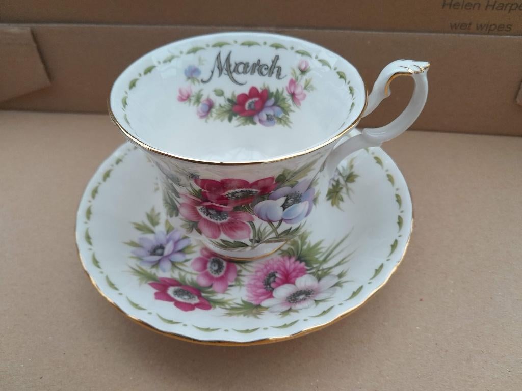 royal albert  flowers of the month, Antiek en Kunst, Antiek | Servies los, Ophalen of Verzenden