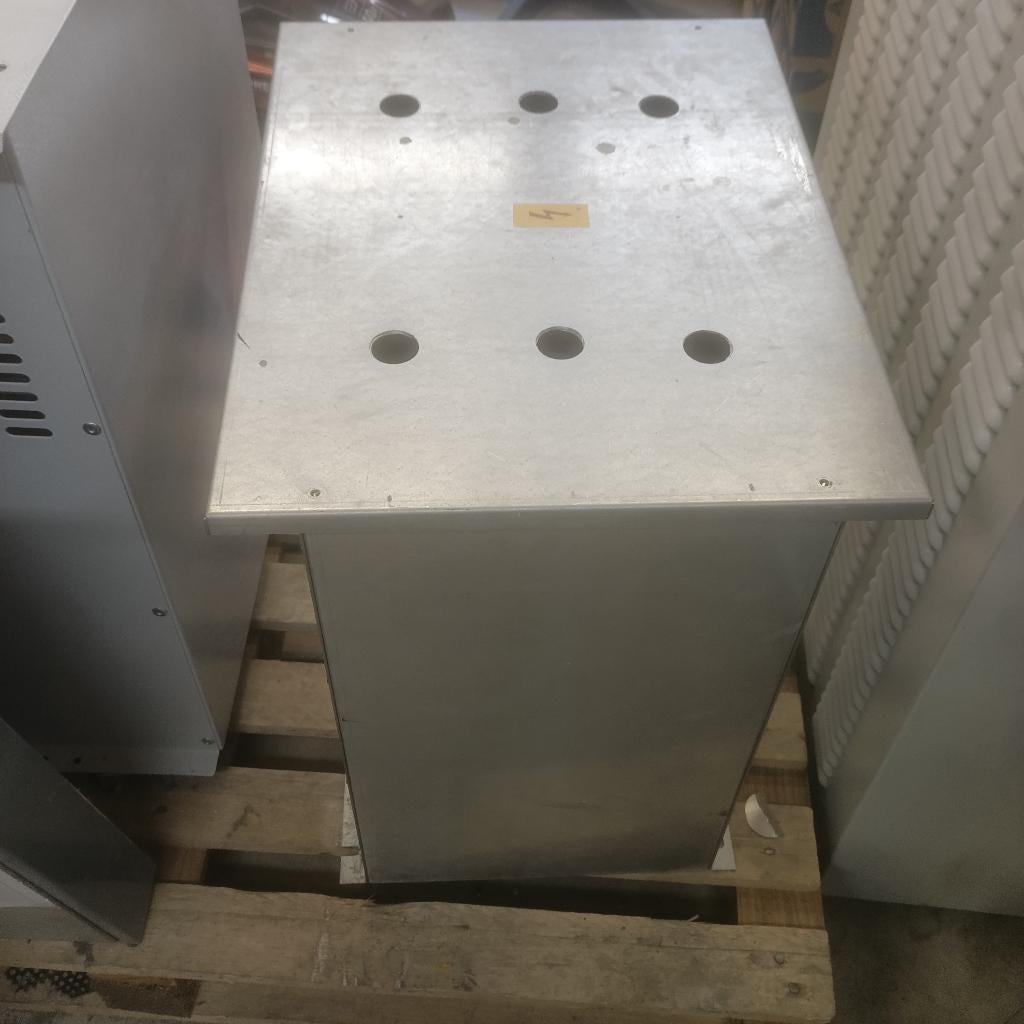 Autotransformateur triphasé réversible – Automation, Bricolage & Construction, Électricité & Câbles, Utilisé, Autres types, Enlèvement