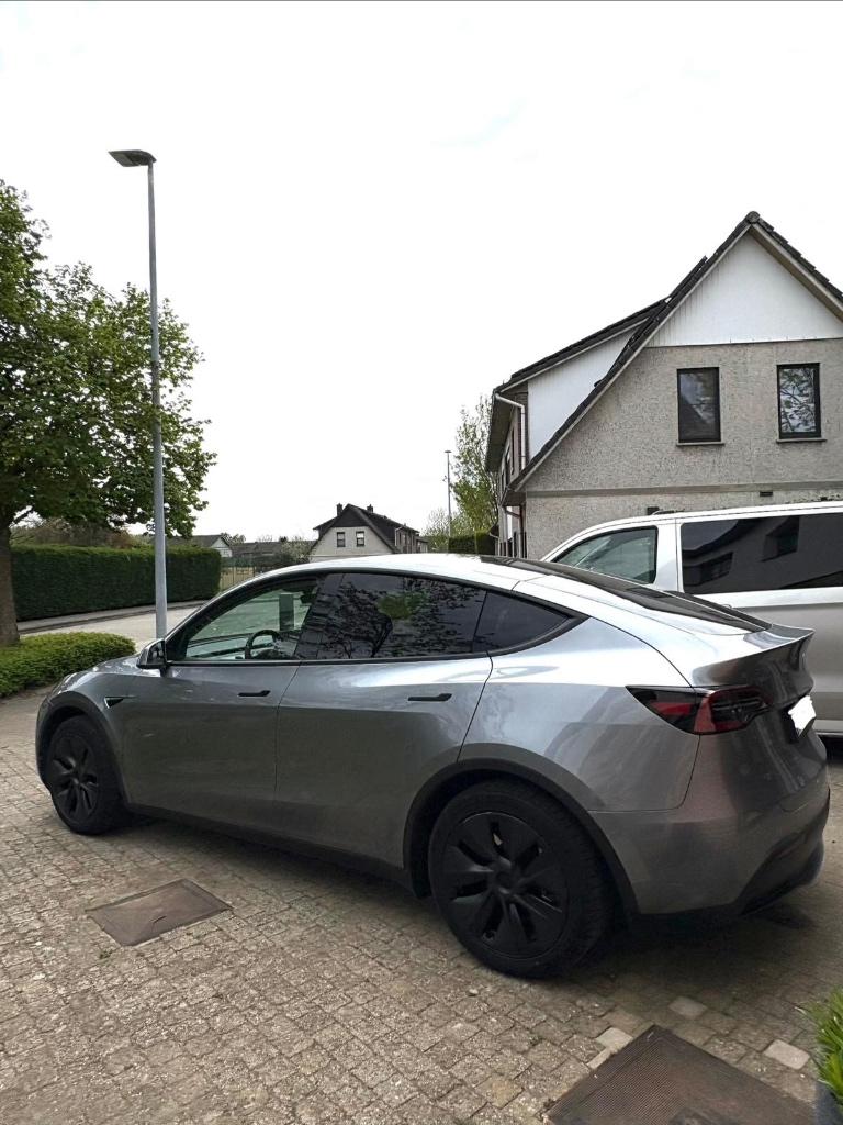 Tesla, Auto's, Tesla, Particulier, Model Y, Elektrisch, 5 deurs, Automaat, Zilver of Grijs, Zwart, Leder, Achterwielaandrijving