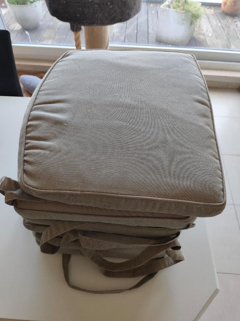 Zitkussen tuin, Ophalen