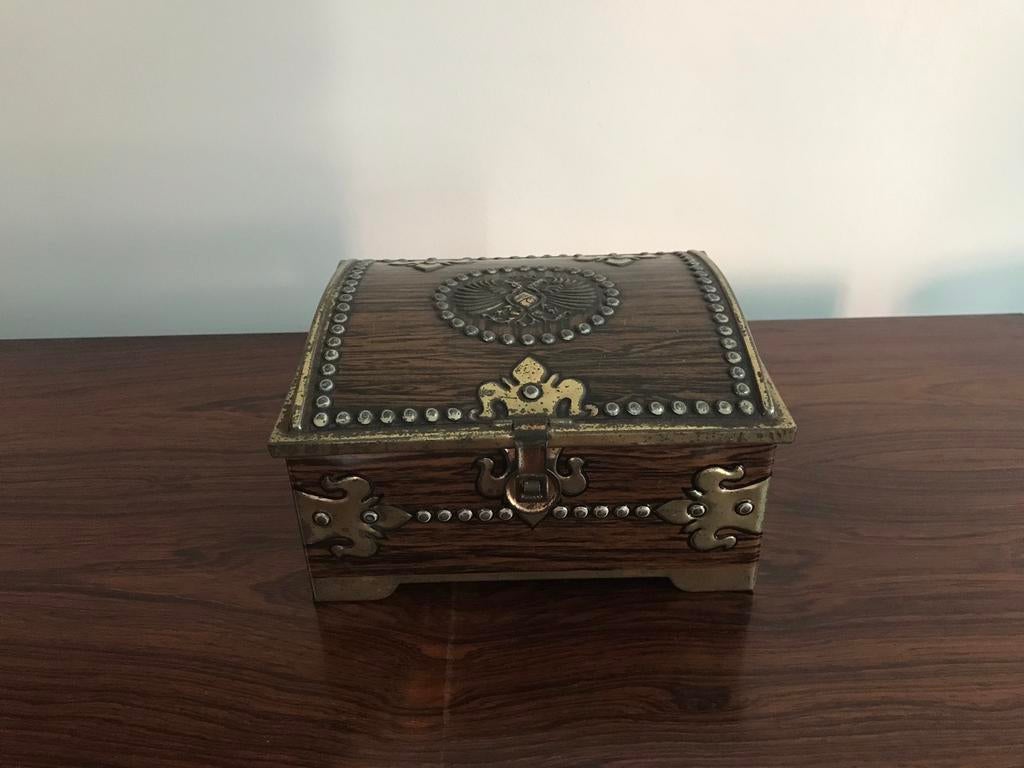 Oud blik blikken doos koffer kist schatkist op pootjes, Enlèvement ou Envoi