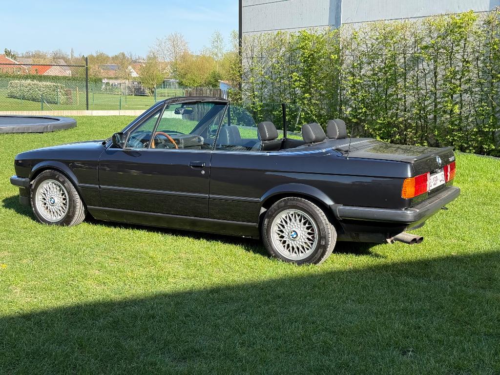 BMW 325i E30 Cabrio – 1987 | Gereviseerde motor | Topstaat |, Auto's, Zwart, Cabriolet, Zwart, Particulier
