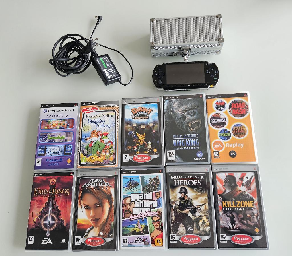 PSP console 1004 met lader en 10 PSP games /opbergcase, Games en Spelcomputers, Spelcomputers | Sony PSP, Ophalen of Verzenden
