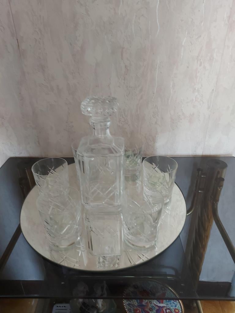 Karaf en 6 glazen en spiegel, Enlèvement