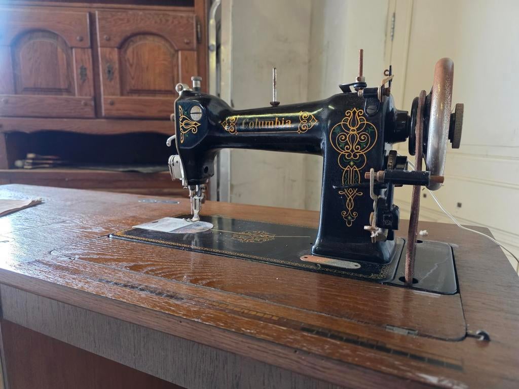 Naaimachine Colombia in kast, Enlèvement