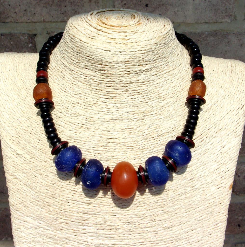 ② Collier tribal africain bleu et miel en verre du Ghana, coco