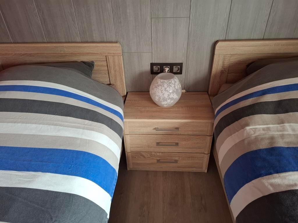 Deux lits simples et une table de chevet., Enlèvement