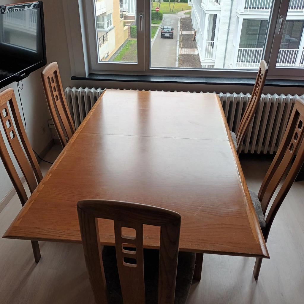 Table en bois robuste avec 5 chaises. GRATUIT, Enlèvement