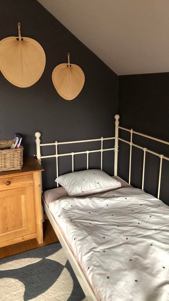 Bed uit metaal., Huis en Inrichting, Slaapkamer | Bedden, Ophalen, Eenpersoons, Beige, 200 cm