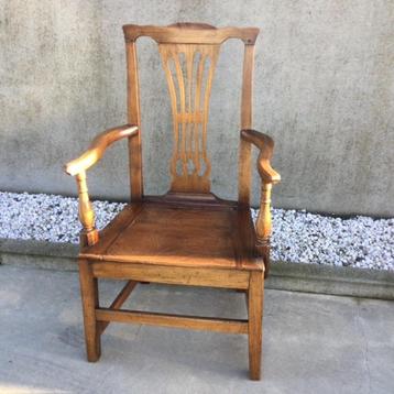 Antieke stoel  beschikbaar voor biedingen