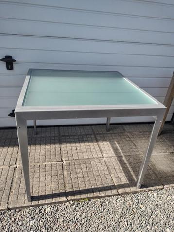 Glazen tafel (binnen of buiten) 4 personen beschikbaar voor biedingen