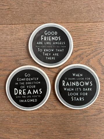 3 onderzetters met opschrift beschikbaar voor biedingen