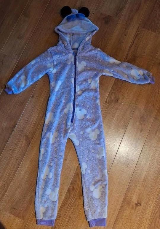 Minnie Mouse lichtpaarse onesie 122-128, Kinderen en Baby's, Kinderkleding | Maat 122, Gebruikt, Meisje, Nacht- of Onderkleding