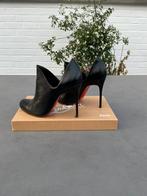 Bottines Louboutin 36, Vêtements | Femmes, Chaussures, Chaussures à haut talons, Porté, Louboutin, Noir