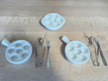Ensemble de 3 assiettes à escargots + pinces et fourchettes, Enlèvement ou Envoi, Comme neuf, Assiettes(s)