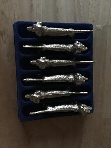 Vintage set van 6 messenleggers hondjes teckels curiosa beschikbaar voor biedingen