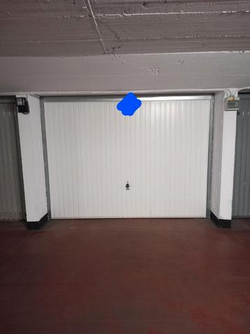 Gesloten garagebox met elektriciteit en verlichting.  Gelege beschikbaar voor biedingen