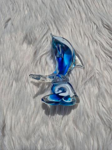 Glazen dolfijn beschikbaar voor biedingen