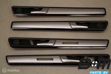 Deursierlijsten orientatieverlichting VW Touareg 7P6837113 beschikbaar voor biedingen