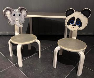 Kindertafeltje in hout met 2 stoeltjes. beschikbaar voor biedingen