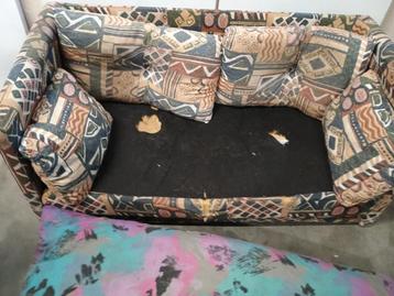 GRATIS oud 2 zits bankje voor uw Hond beschikbaar voor biedingen