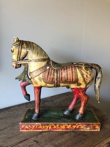 Oud  houten gepolychromeerd Indisch paard 