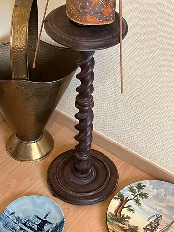 Oude Houten gedraaide zuil beschikbaar voor biedingen