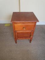 Table de nuit gratuite, Maison & Meubles, Enlèvement, Utilisé, Moins de 45 cm, 55 à 70 cm