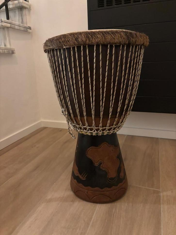 Te koop: een echte handgemaakte djembe uit Senegal., Muziek en Instrumenten, Percussie, Zo goed als nieuw, Trommel, Ophalen