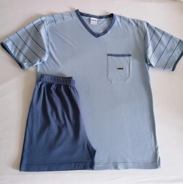 Lichtblauwe pyjama met V-hals en korte broek van Perlina, S