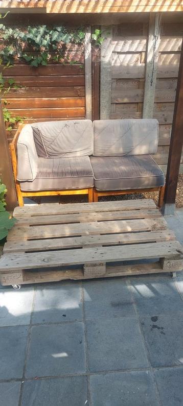 Tuinbank met kussens en pallet op wieltjes  beschikbaar voor biedingen