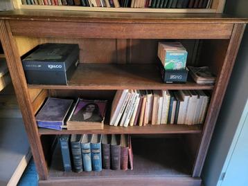Oude eiken boekenkast