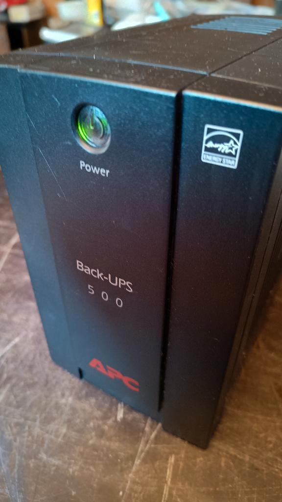 UPS APC BX500CI - 300 W - nouvelle batterie 12 V/9 Ah, Informatique & Logiciels, Alimentations de secours (UPS), Utilisé, Envoi